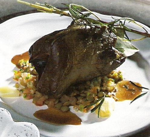 Duif uit de oven met linzen, tomaat en tijmjus